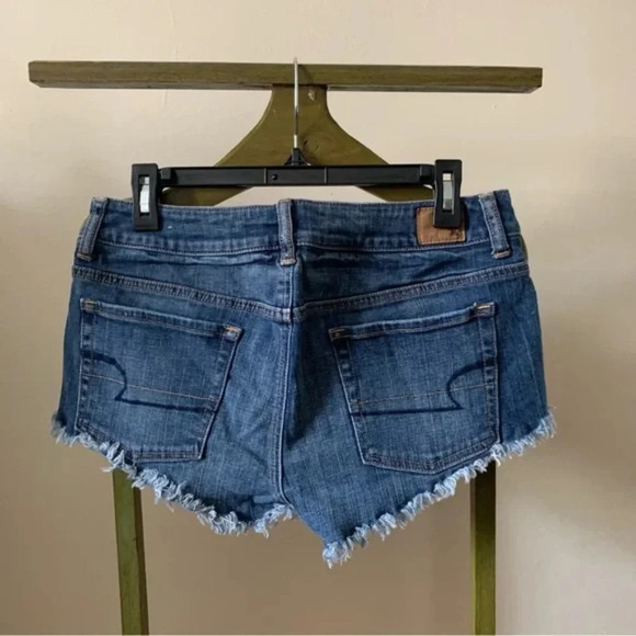 American Eagle Floral Embroidered Frayed Medium Wash Denim Jean Shorts Size 6 - Picture 3 of 9